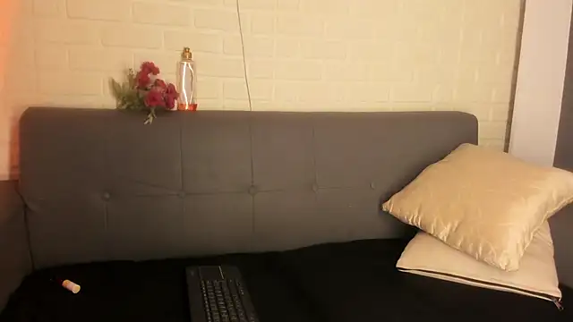 Snapshot of karina_gomez_18 chatting on October 8, 2025, 11:23 am karina gomez 18 online show from October 8, 2025, 11:23 am