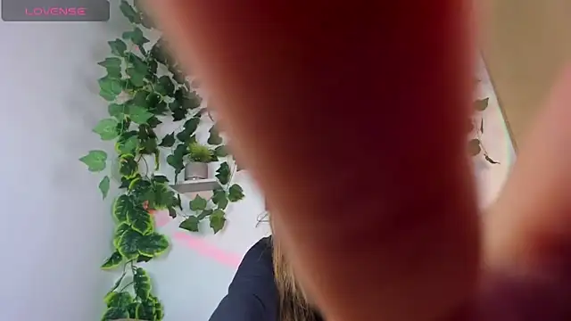 nataliepeterson online show from February 23, 2025, 4:07 am