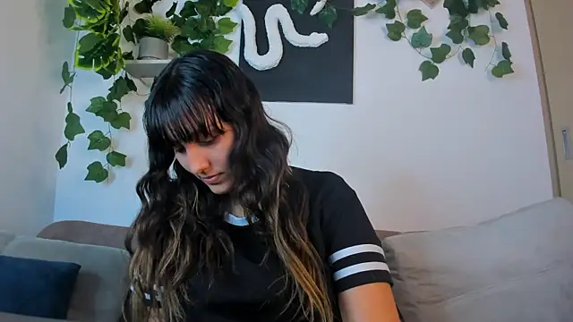 nataliepeterson online show from October 4, 2025, 12:23 am