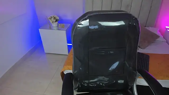 Charlotte Olsen  online show from April 16, 2026, 9:39 pm