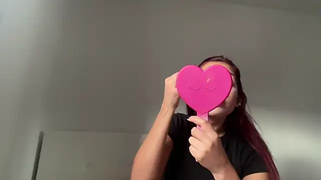 julialupato1606 online show from March 18, 2026, 4:19 pm