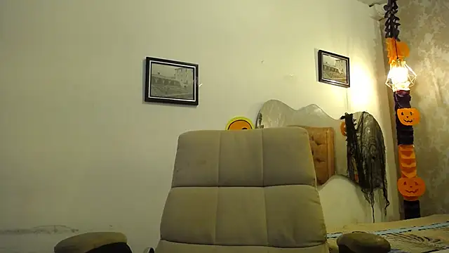 Snapshot of LAURA_SMIITH chatting on October 24, 2025, 6:51 pm LAURA SMIITH online show from October 24, 2025, 6:51 pm