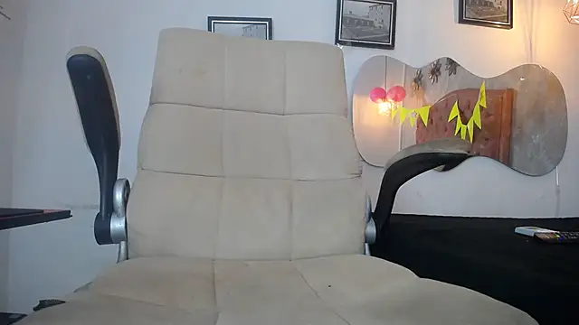 Snapshot of LAURA_SMIITH chatting on September 26, 2025, 12:01 pm LAURA SMIITH online show from September 26, 2025, 12:01 pm