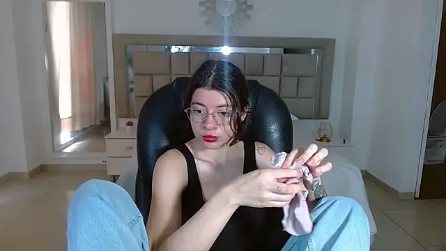 zoecruzz online show from November 18, 2025, 3:26 pm