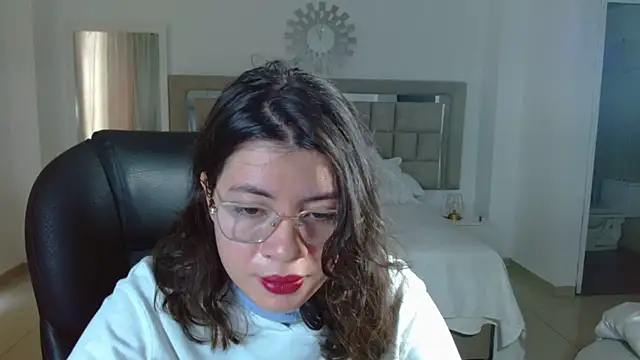 zoecruzz online show from November 14, 2025, 3:15 pm