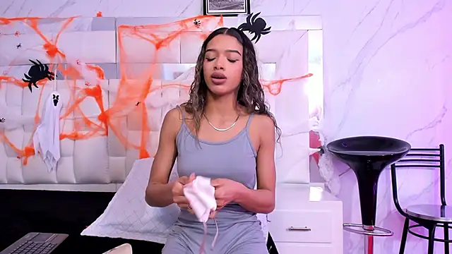 Snapshot of BritneyCollins chatting on October 13, 2025, 2:29 pm BritneyCollins online show from October 13, 2025, 2:29 pm