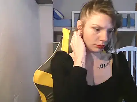 Snapshot of Feli_blue chatting on February 18, 2025, 12:06 pm Feli blue online show from February 18, 2025, 12:06 pm