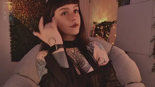 MichaellaMoon online show from February 4, 2026, 4:24 pm