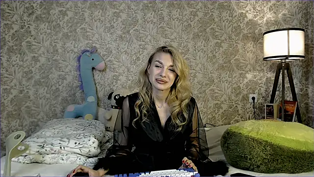 Snapshot of Ella_Milla chatting on September 18, 2025, 11:24 am Ella Milla online show from September 18, 2025, 11:24 am