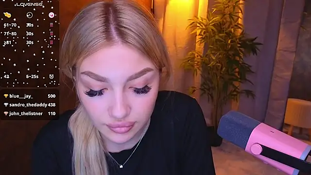 Snapshot of Ella_Milla chatting on January 20, 2025, 11:56 am Ella Milla online show from January 20, 2025, 11:56 am