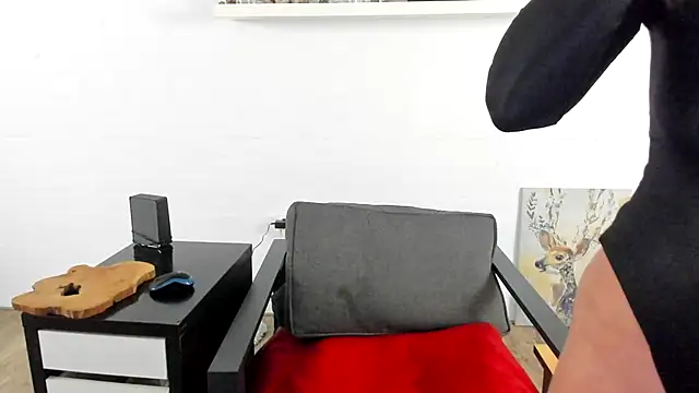 MendiPetite online show from February 22, 2025, 9:01 am