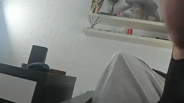 MendiPetite online show from February 12, 2026, 9:36 pm