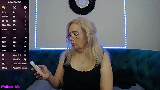 IvanaCharm online show from November 21, 2025, 4:44 am