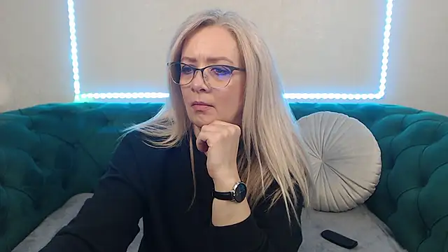 IvanaCharm online show from May 15, 2026, 3:15 am