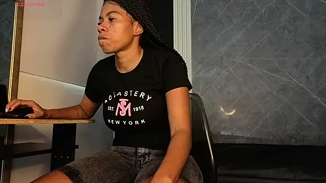 YummyDuooo online show from December 18, 2025, 5:06 pm