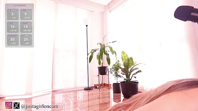 nicollefiorett online show from February 20, 2025, 7:19 pm