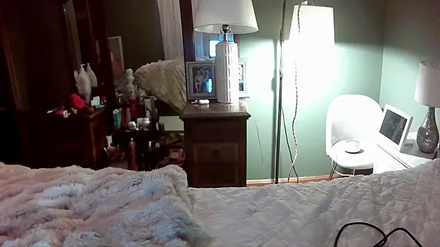 Snapshot of EllaSnow chatting on December 20, 2024, 12:19 am EllaSnow online show from December 20, 2024, 12:19 am