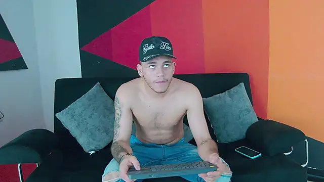 Snapshot of Tiger_Savage chatting on January 21, 2025, 4:27 pm Tiger Savage online show from January 21, 2025, 4:27 pm