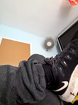 Snapshot of Chneor28 chatting on January 16, 2026, 9:24 am Chneor28 online show from January 16, 2026, 9:24 am