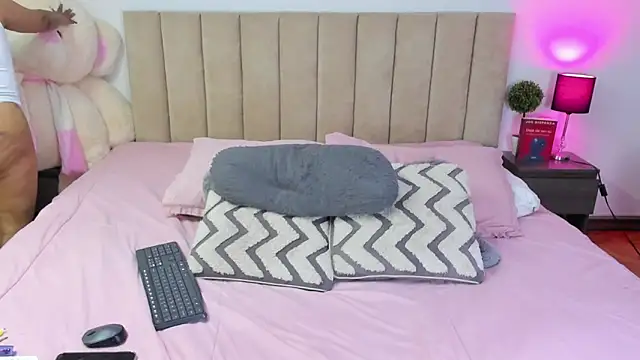 Snapshot of HannaRousse_ chatting on October 24, 2025, 8:08 pm HannaRousse  online show from October 24, 2025, 8:08 pm