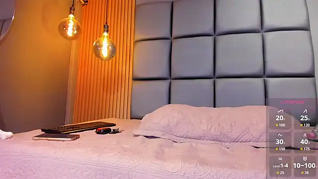 Snapshot of HOTTY_RED_ chatting on October 17, 2025, 6:43 pm HOTTY RED online show from October 17, 2025, 6:43 pm