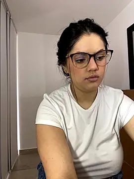 kimberlyhills1 online show from November 14, 2025, 7:39 pm