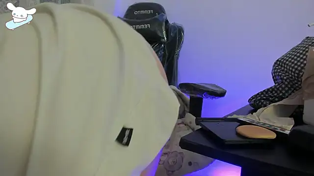 Snapshot of AlexaFoxy18 chatting on October 16, 2025, 7:27 am AlexaFoxy18 online show from October 16, 2025, 7:27 am