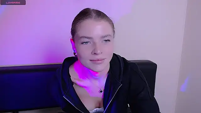 Snapshot of MissOliviaa_ chatting on October 27, 2025, 1:12 pm MissOliviaa online show from October 27, 2025, 1:12 pm