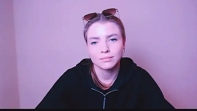 Snapshot of MissOliviaa_ chatting on February 10, 2025, 2:26 pm MissOliviaa online show from February 10, 2025, 2:26 pm