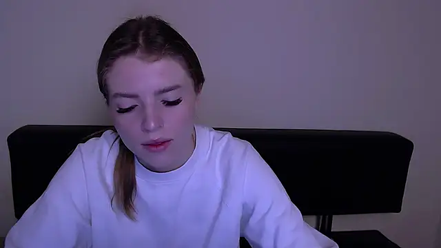 Snapshot of MissOliviaa_ chatting on March 5, 2025, 9:05 am MissOliviaa online show from March 5, 2025, 9:05 am