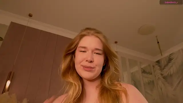 Smiley Mia online show from May 10, 2026, 5:11 am