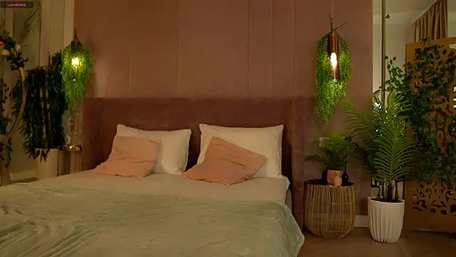 Smiley Mia online show from November 7, 2025, 6:40 am