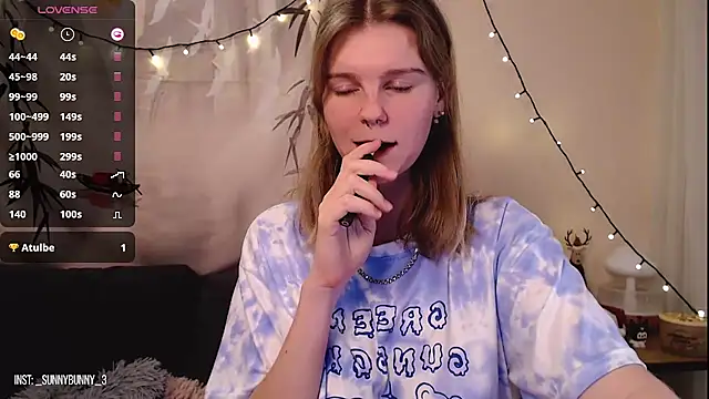 Snapshot of Moona_xx chatting on December 15, 2024, 11:20 pm Moona xx online show from December 15, 2024, 11:20 pm