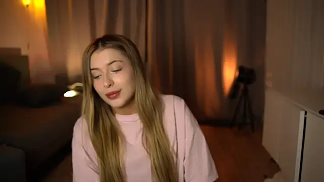 Snapshot of elisa_moon chatting on December 5, 2024, 3:12 pm elisa moon online show from December 5, 2024, 3:12 pm