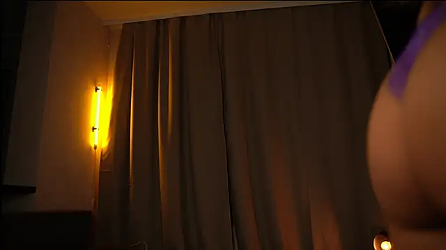 Snapshot of elisa_moon chatting on December 21, 2024, 8:10 pm elisa moon online show from December 21, 2024, 8:10 pm