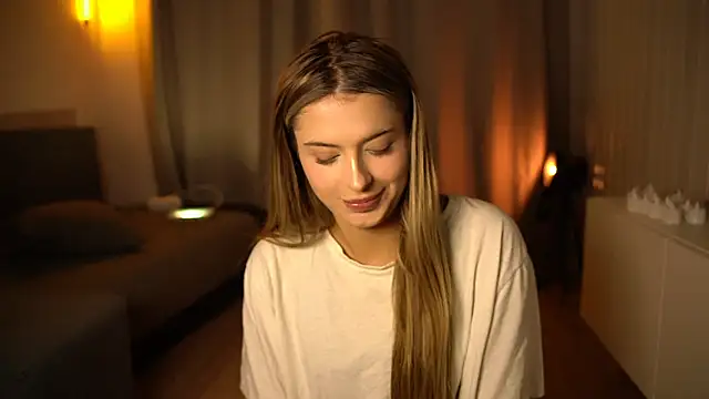 Snapshot of elisa_moon chatting on December 13, 2024, 3:43 pm elisa moon online show from December 13, 2024, 3:43 pm