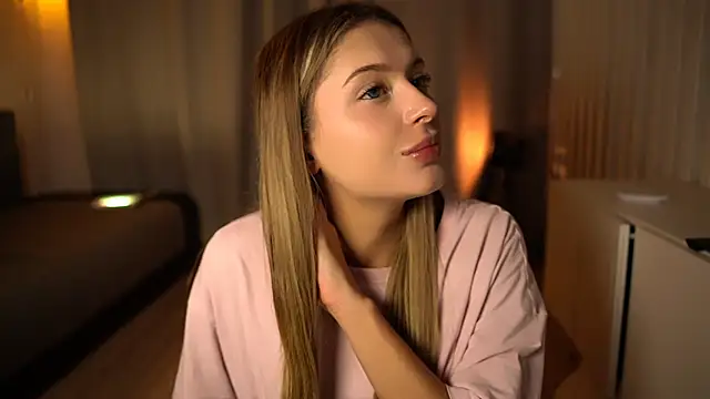 Snapshot of elisa_moon chatting on December 8, 2024, 3:18 am elisa moon online show from December 8, 2024, 3:18 am