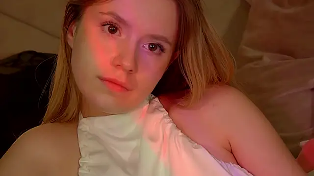 MilanaBalmain online show from November 25, 2025, 4:40 pm