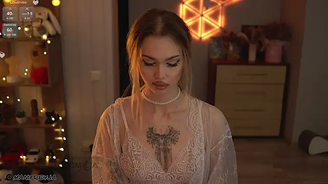 ManiFreyja online show from October 1, 2025, 7:51 pm