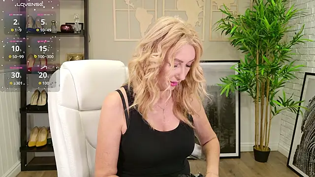 Snapshot of LadyLeea chatting on September 19, 2025, 5:11 am LadyLeea online show from September 19, 2025, 5:11 am