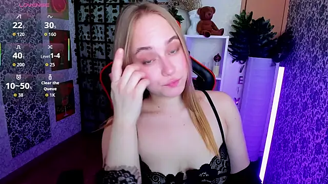 Snapshot of LianaBright chatting on February 8, 2026, 4:21 am LianaBright online show from February 8, 2026, 4:21 am