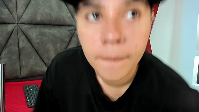 Snapshot of AbbySmiitth_ chatting on February 4, 2026, 10:27 pm AbbySmiitth online show from February 4, 2026, 10:27 pm