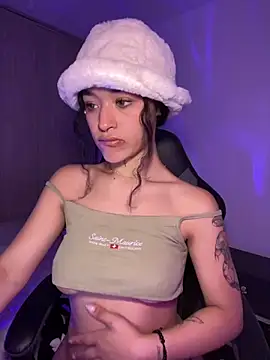 Crystal Dluna online show from September 30, 2025, 3:51 pm