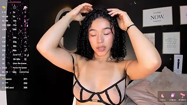 Crystal Dluna online show from February 26, 2025, 8:04 pm