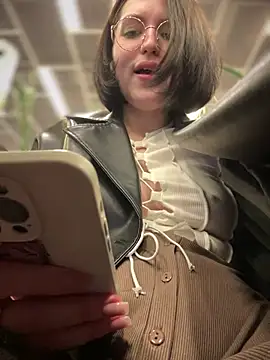 Snapshot of meow_girl chatting on January 8, 2025, 3:17 pm meow girl online show from January 8, 2025, 3:17 pm