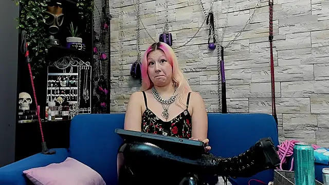 Snapshot of CruelMistress chatting on January 7, 2025, 3:03 am CruelMistress online show from January 7, 2025, 3:03 am