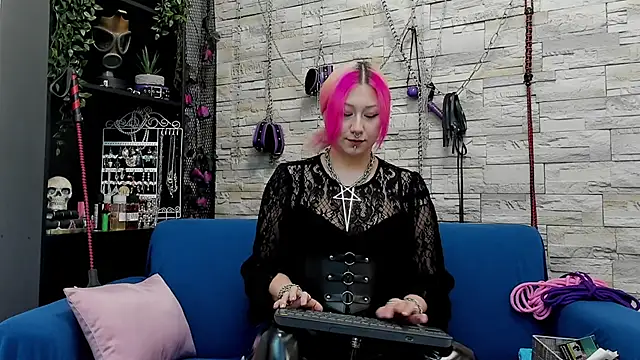 Snapshot of CruelMistress chatting on December 20, 2024, 3:36 am CruelMistress online show from December 20, 2024, 3:36 am