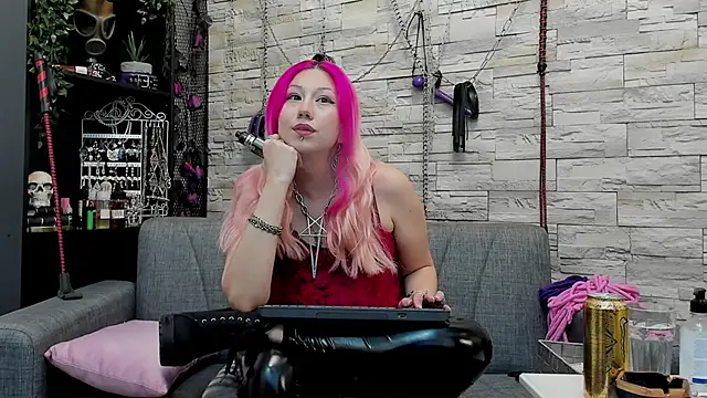 Snapshot of CruelMistress chatting on December 11, 2024, 1:05 am CruelMistress online show from December 11, 2024, 1:05 am
