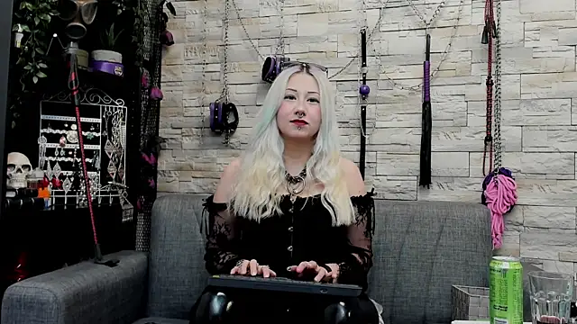 Snapshot of CruelMistress chatting on May 16, 2026, 12:42 am CruelMistress online show from May 16, 2026, 12:42 am