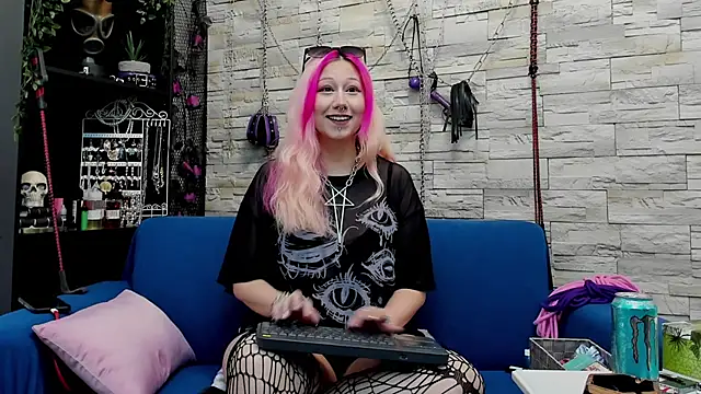 Snapshot of CruelMistress chatting on December 18, 2024, 2:10 am CruelMistress online show from December 18, 2024, 2:10 am